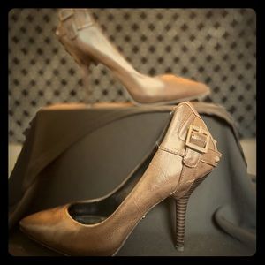 Vera Wang Simply Vera Pumps